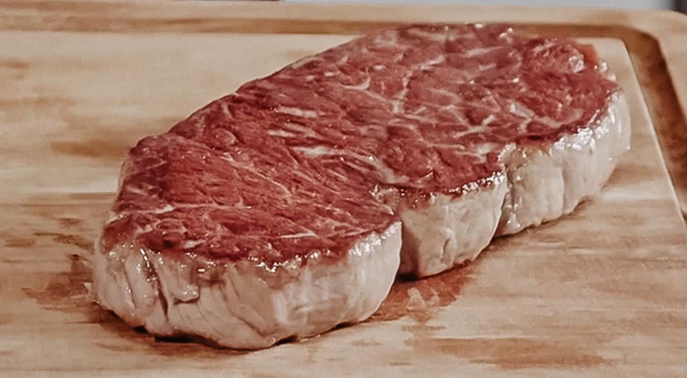 Breites Röstmuster: Authentische Grillstreifen und saftiges Fleisch GASTROBACK 42542 Kontaktgrill mit breitem Röstmuster