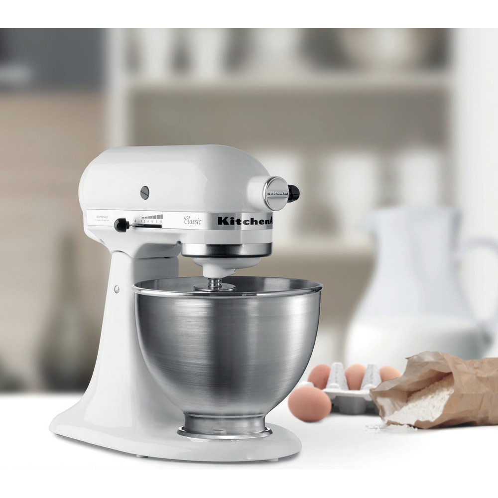 Szenebild der KitchenAid 5K45SSSEWH Küchenmaschine auf einem Küchenblatt mit Zutaten