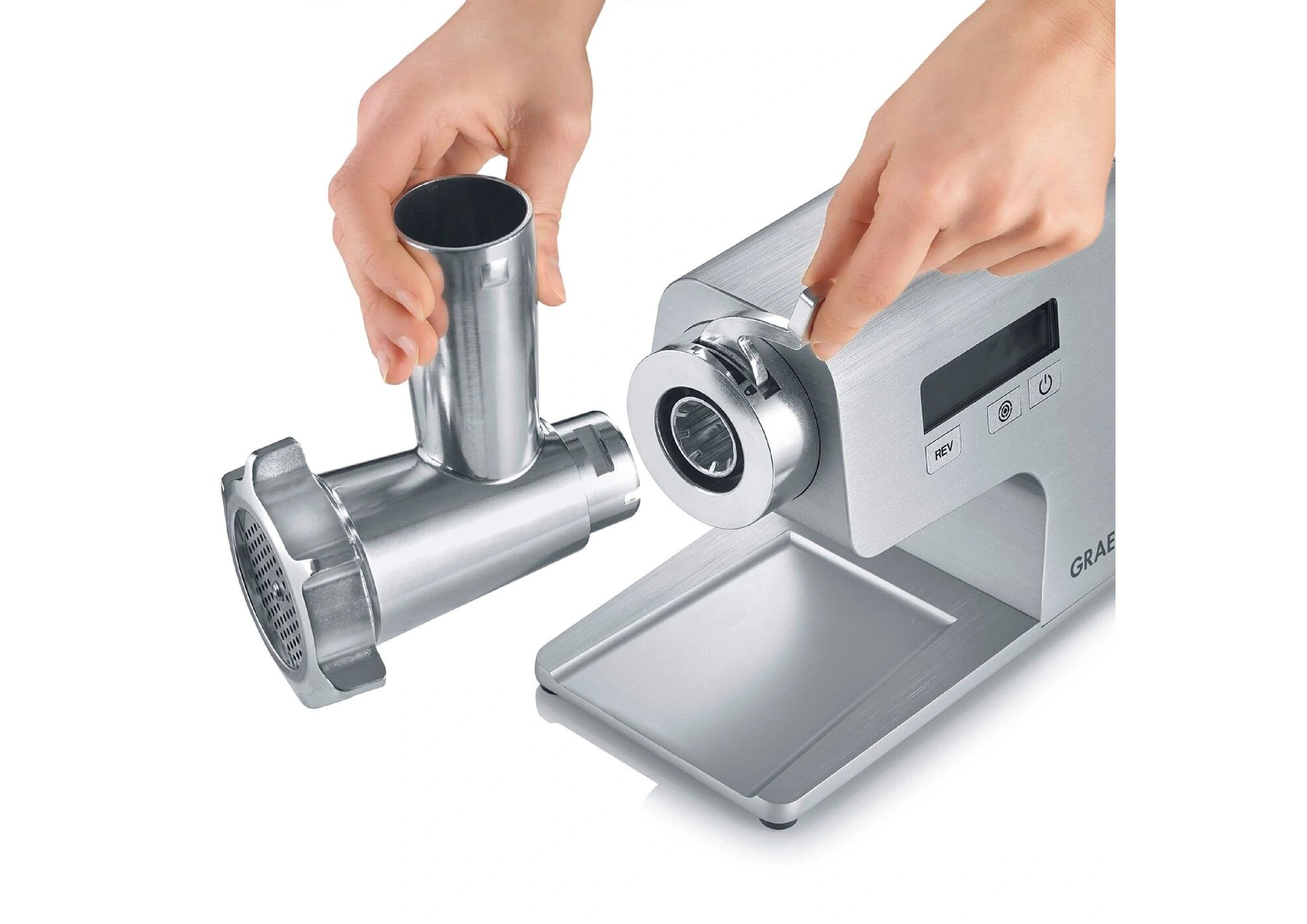 Montage des Graef Fleischwolfs: Einsetzen der metallischen Schnecke und des Vorsatzes per Verriegelungshebel