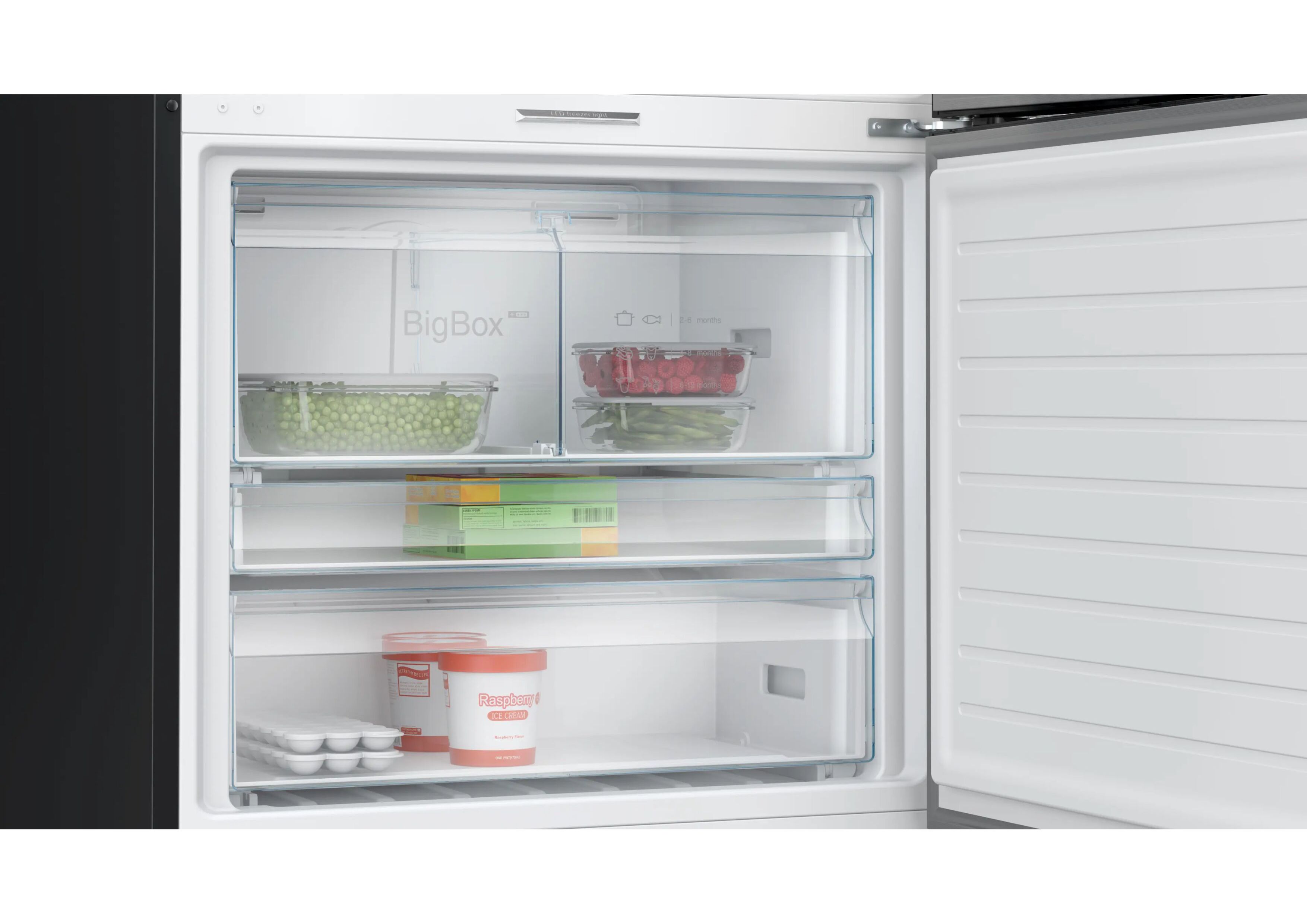 Detailansicht des geöffneten Gefrierfachs mit der transparenten BigBox Schublade für großes Gefriergut.