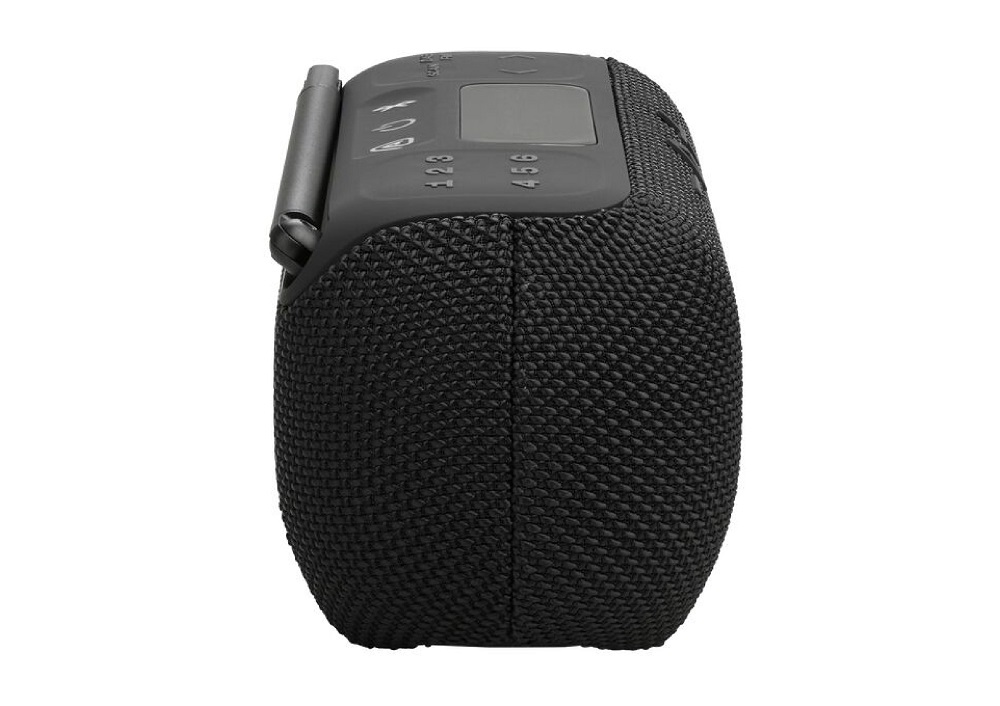 Seitenprofil des JBL Tuner 3, das die abgerundete Form und die hochwertige Textilbeschichtung des tragbaren Radios betont.