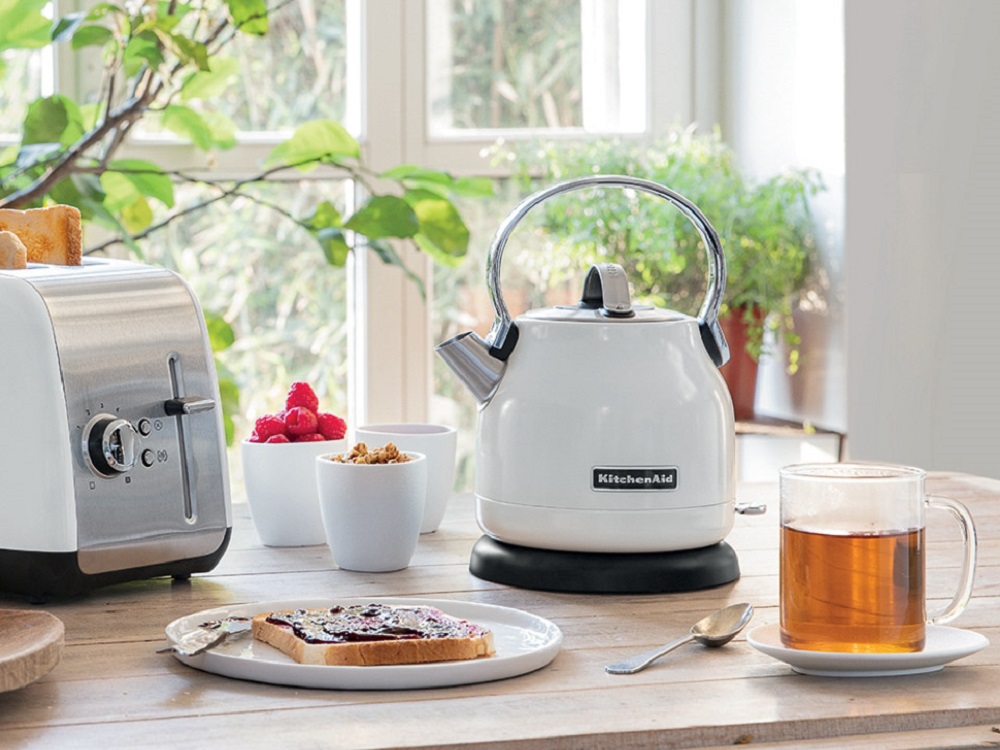 KitchenAid Wasserkocher 5KEK1222EWH in Weiß zusammen mit einem passenden Toaster auf einem Küchentisch
