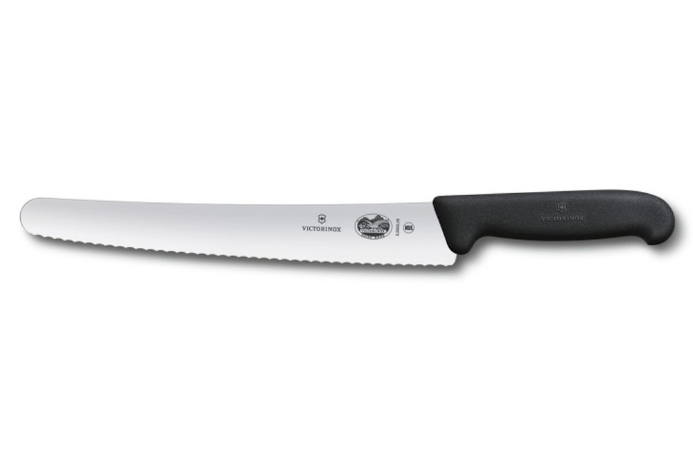Victorinox Fibrox Brotmesser 26 cm mit Wellenschliff und schwarzem Griff, Frontansicht.