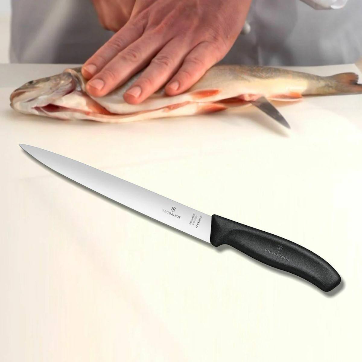 Victorinox Filetiermesser auf einem Holzschneidebrett