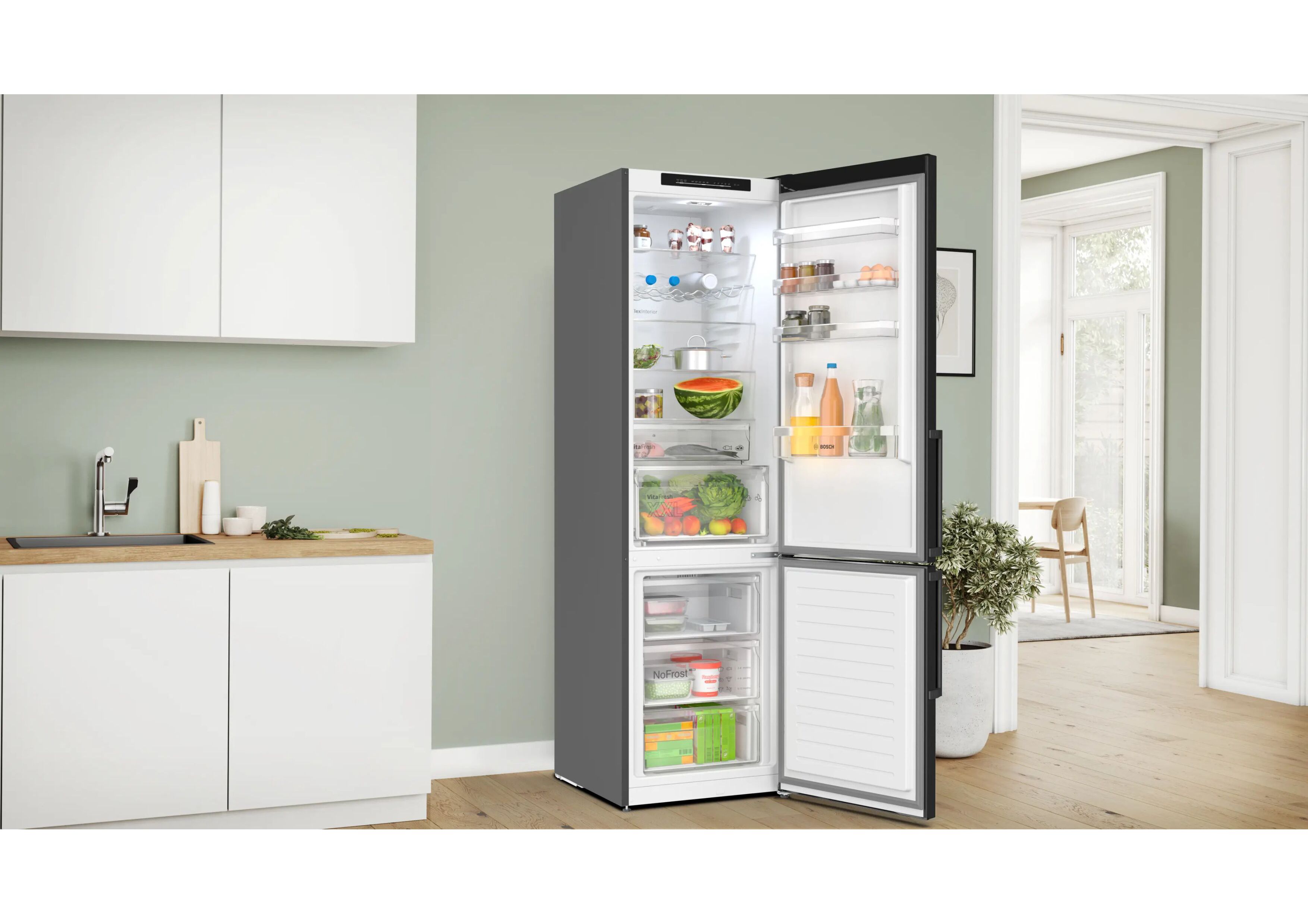 Geöffnete Bosch Kühl-Gefrierkombination mit Lebensmitteln in einem hellen Küchen-Ambiente.