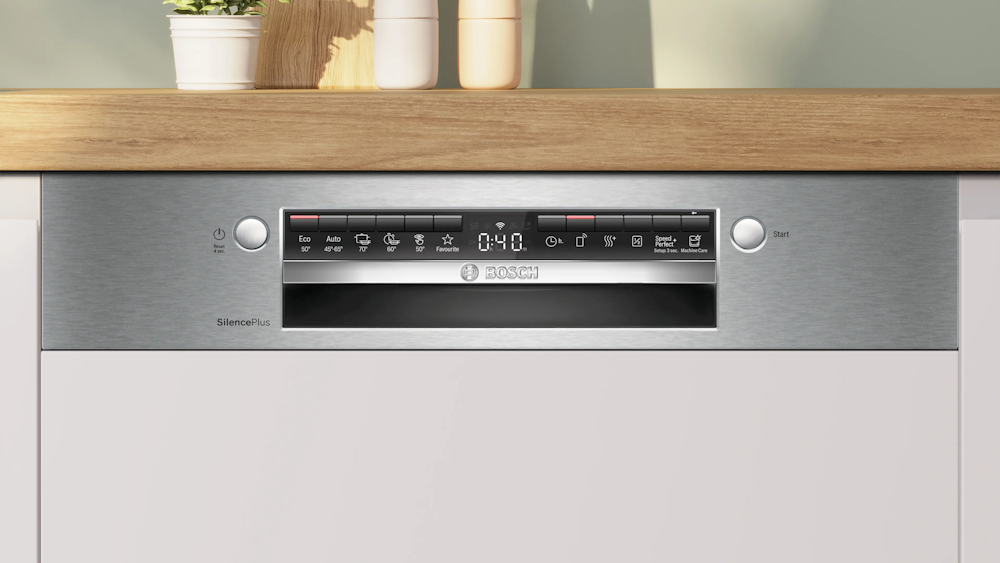 Nahaufnahme der Edelstahl-Bedienblende des Bosch SBI4ECS28E mit Programmwahl, Display und Home Connect Symbol