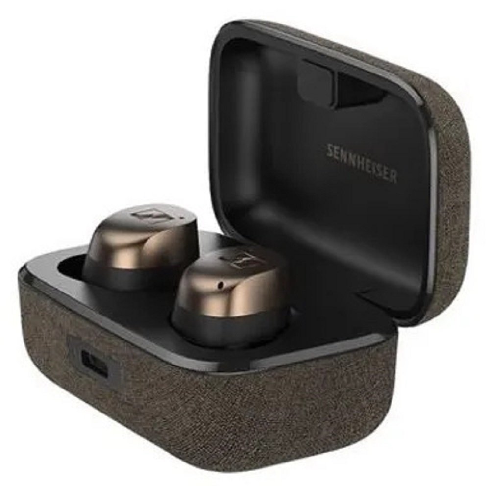 Die Sennheiser Momentum True Wireless 4 Kopfhörer liegen im geöffneten braunen Stoff-Ladecase.