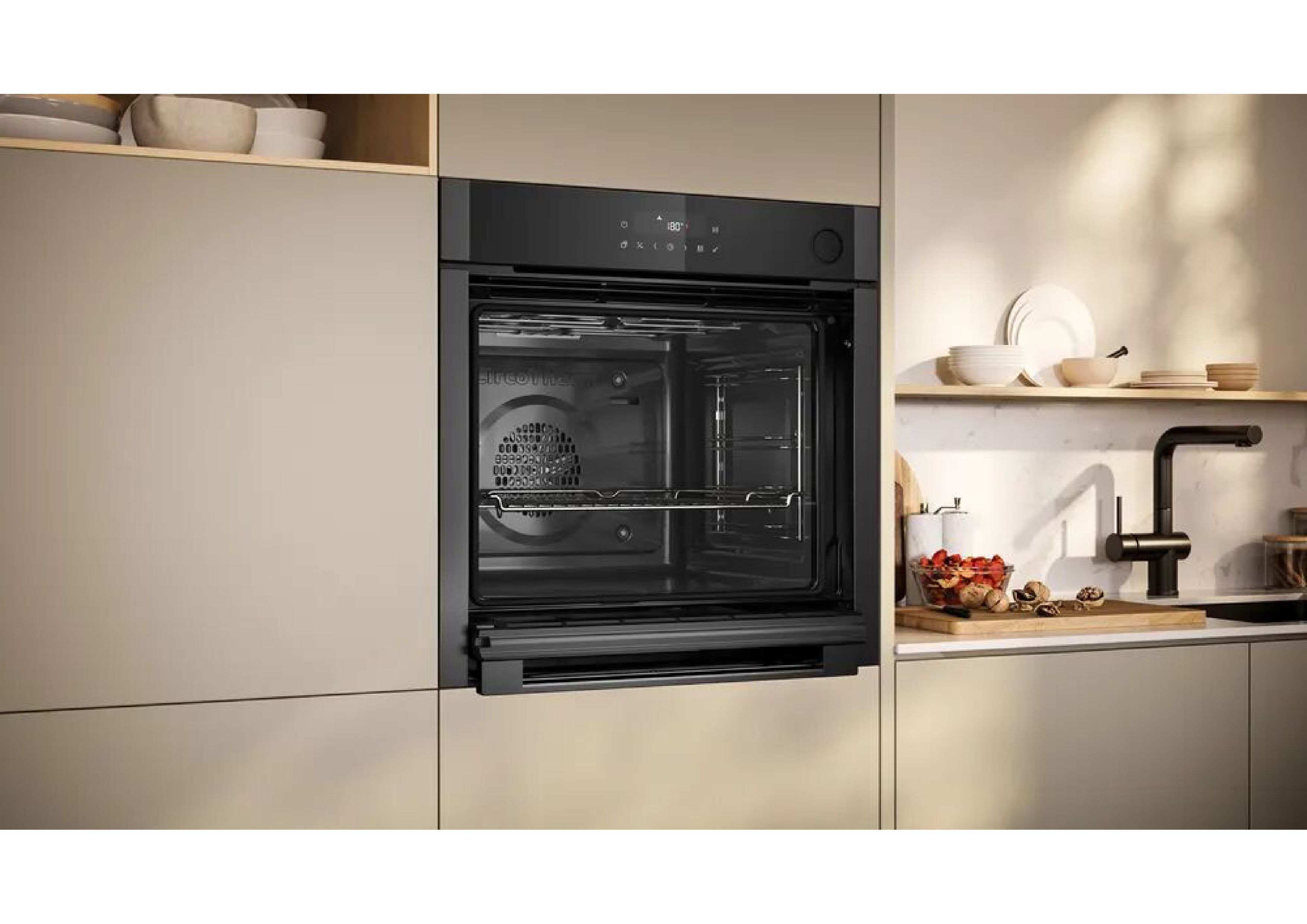 Neff Backofen mit offener Slide&Hide Tür