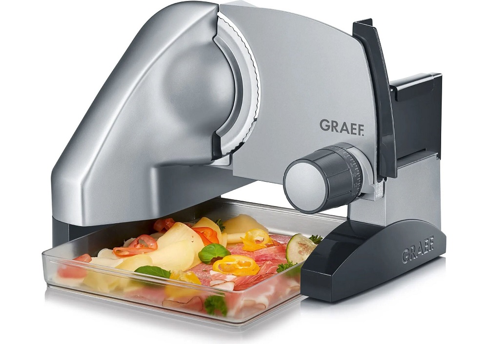 Graef SKS 500 Allesschneider in Silber mit einer gefüllten Servierplatte bestehend aus Aufschnitt, Käse und Paprika.