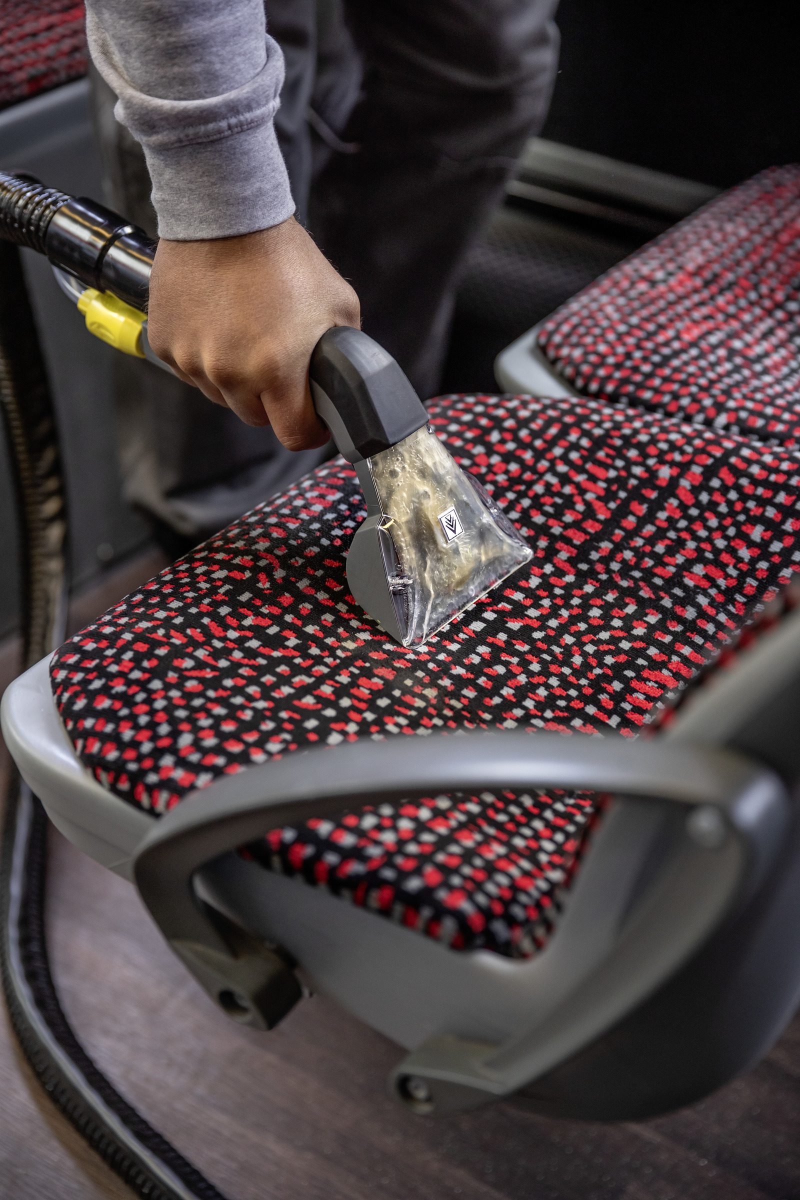 Tiefenreine Fleckentfernung auf einem Sofa mit der 110 mm breiten Kärcher Waschdüse.