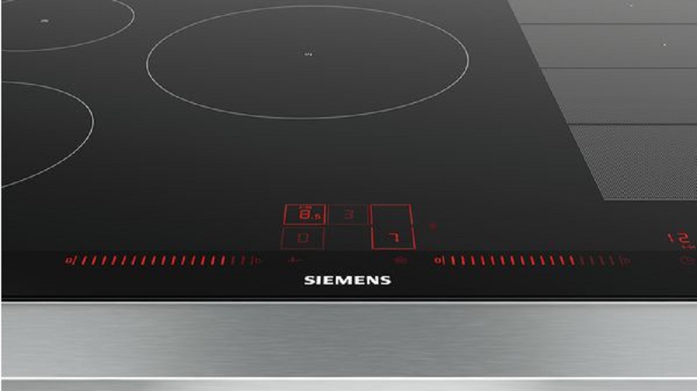Nahaufnahme des Touch-Bedienfelds des Siemens EX875LVC1E Induktionskochfelds mit roten digitalen Anzeigen und Slider-Steuerung.