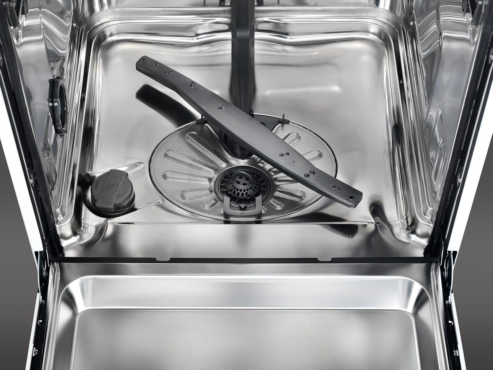 Innenraum-Bodenansicht des AEG Geschirrspülers mit Sprüharm und Filtersystem