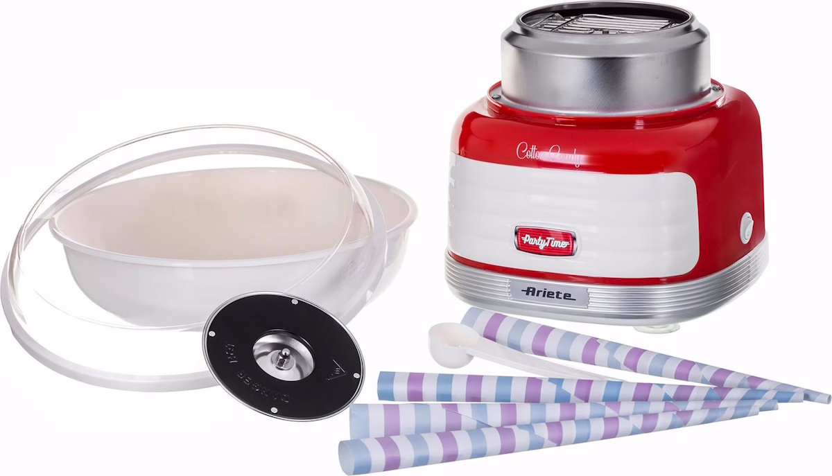 ARIETE Zuckerwattemaschine, Zubehör: Messlöffel und Holzstäbchen, neben der Maschine liegend. ARIETE Zuckerwattemaschine, Zubehör: Messlöffel und Holzstäbchen, neben der Maschine liegend.