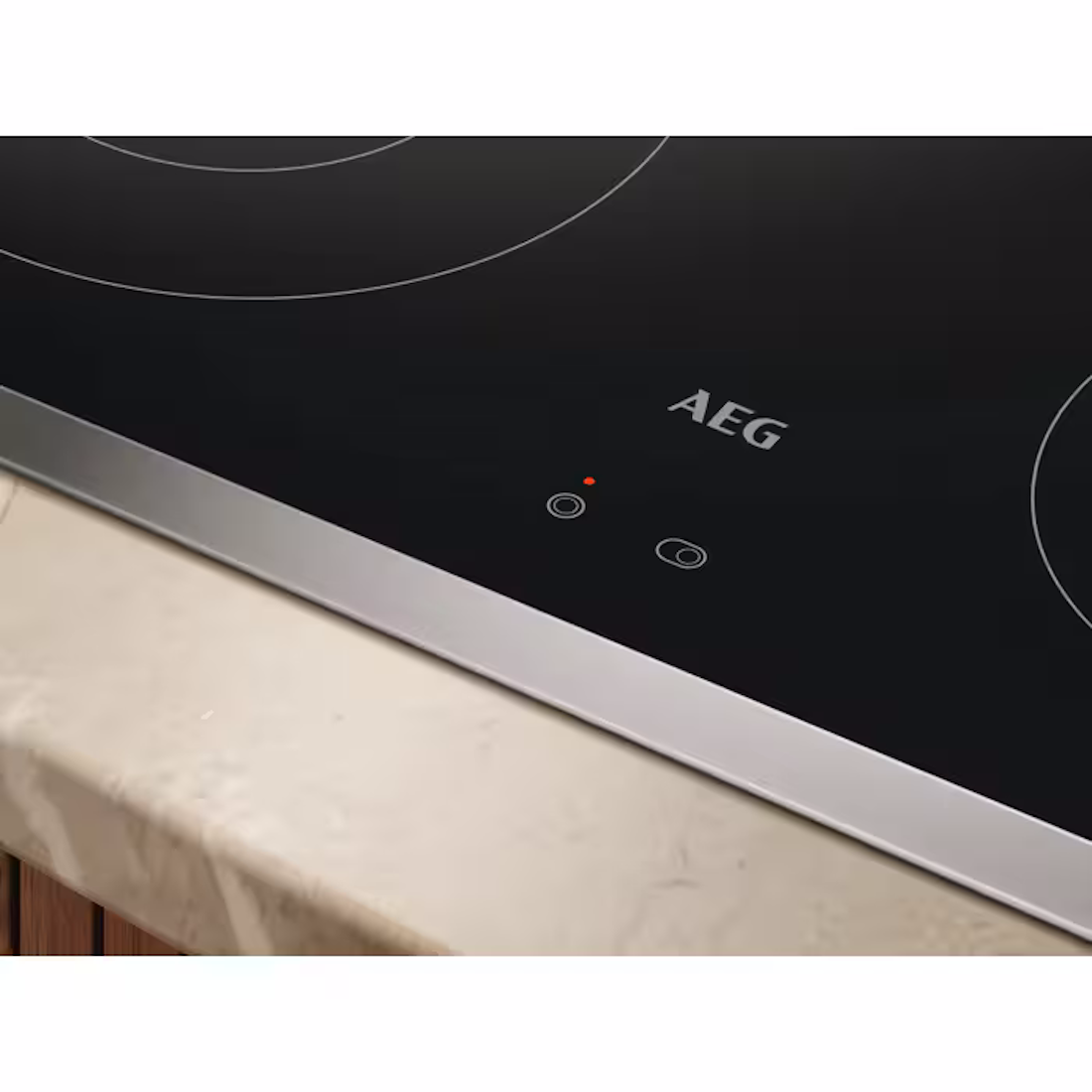 AEG TA64RA07FB mit aktiver Restwärmeanzeige an allen 4 Kochzonen nach dem Kochen, Display zeigt Resthitze-Symbol