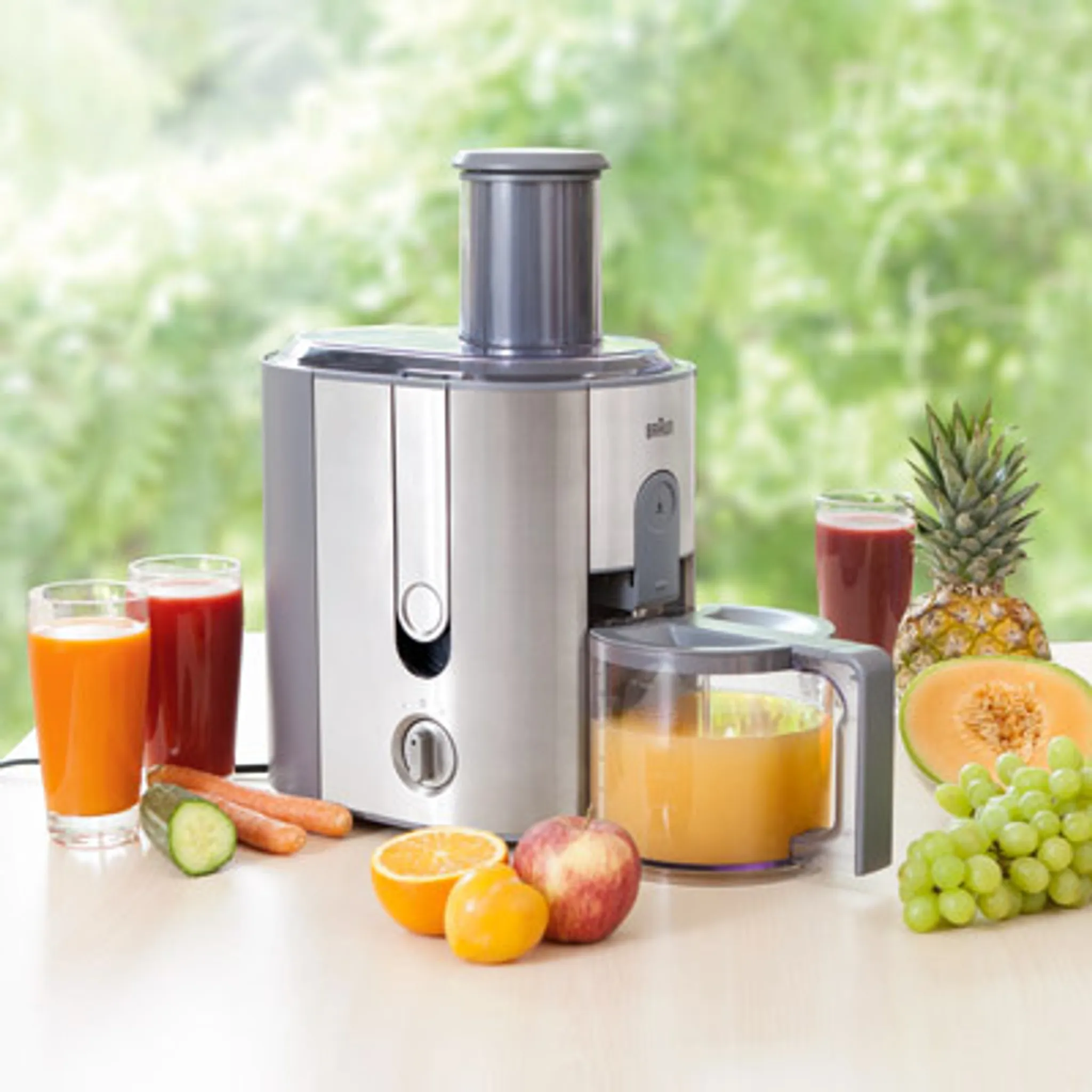 Braun J700 IdentityCollection Entsafter auf Küchentisch mit Obst und Säften