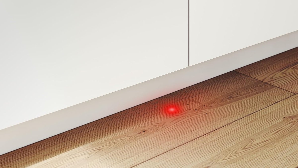  Info Light: ein rotes Infolicht auf dem Boden zeigt dir an, ob dein Gerät ein- oder ausgeschaltet ist. 
