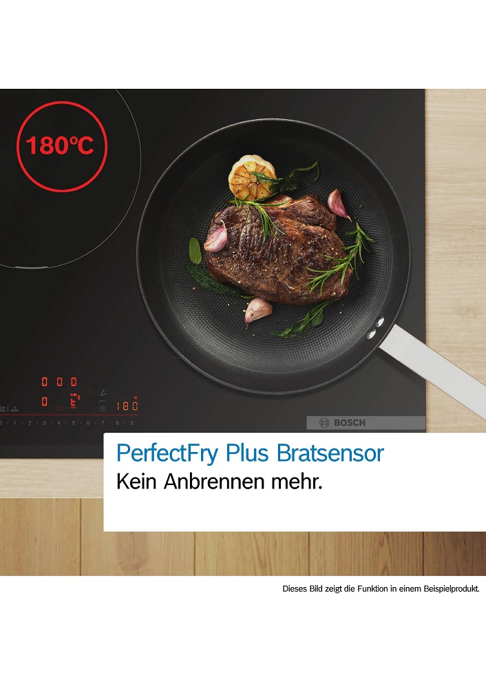 Infografik zum „PerfectFry Plus Bratsensor“ mit einer Bratpfanne, in der ein Steak mit Knoblauch und Rosmarin gart, während eine digitale Einblendung eine konstante Temperatur von 180°C anzeigt.