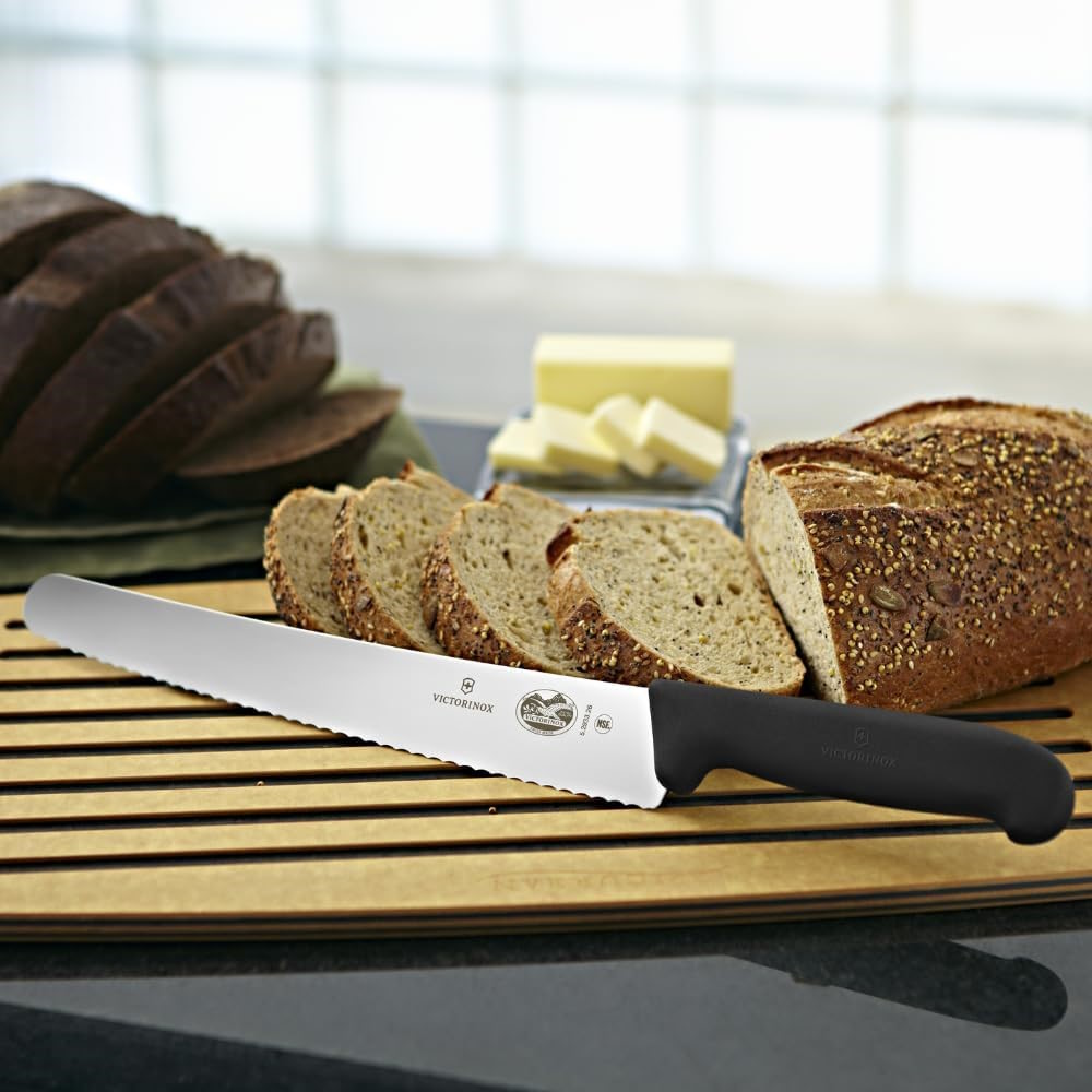 Das Victorinox Konditormesser schneidet eine Schicht Kuchen oder Torte.