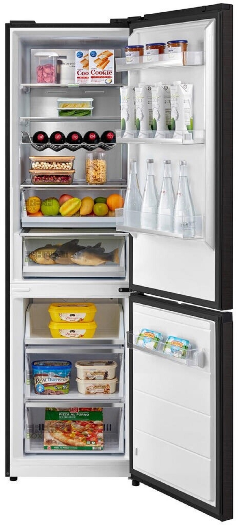 Geöffneter Kühlschrank von Midea mit heller LED-Beleuchtung, Glasablagen und Frischezonen.