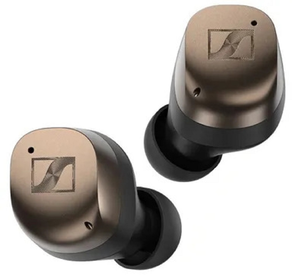 Zwei Sennheiser Momentum True Wireless 4 In-Ear-Kopfhörer, Nahaufnahme der bronzefarbenen Außenseite mit Logo.