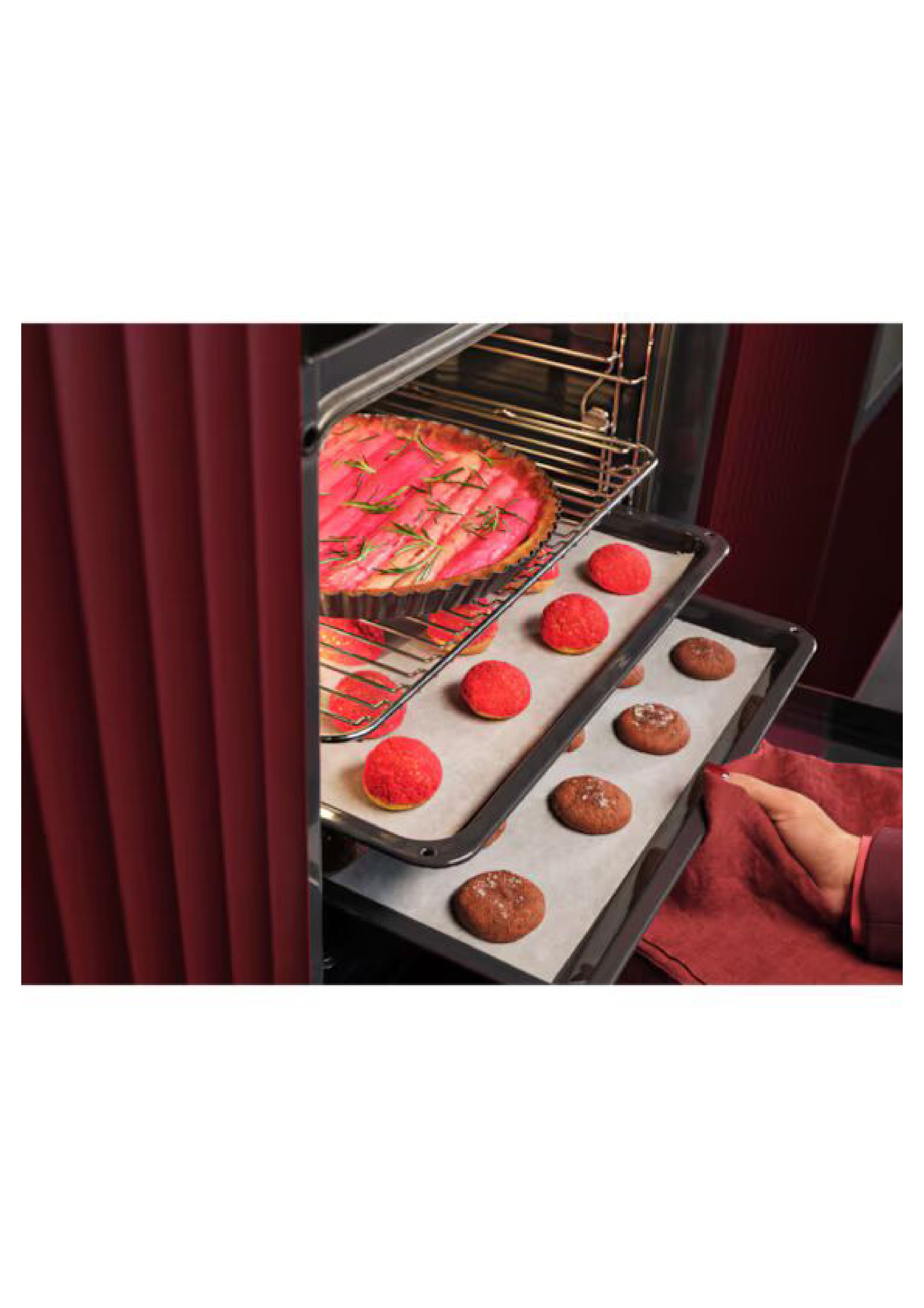 Innenraum des AEG OU5PB40SM Backofens mit großem Garraum und Halogenbeleuchtung