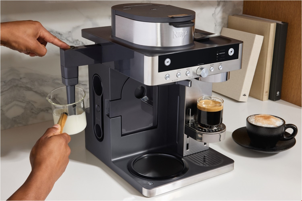 Verwendung des seitlich ausklappbaren Milchaufschäumers der Ninja CFN802EU für cremigen Milchschaum.