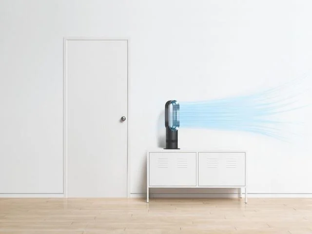 Dyson AM09 Tischventilator Weiss/Nickel im Kühlbetrieb