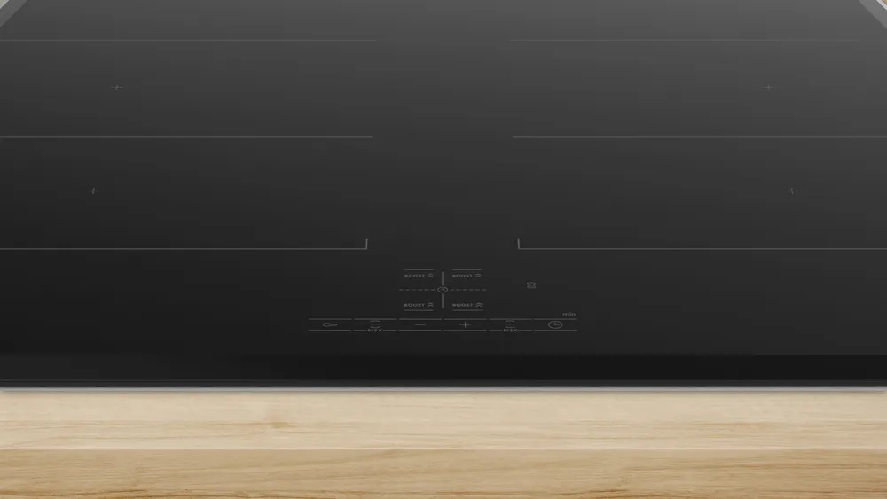 Nahaufnahme des Touch-Bedienfelds des Bosch HND679LS62 Induktionskochfelds mit Anzeigen für Leistungsstufen und FlexInduction-Funktion.