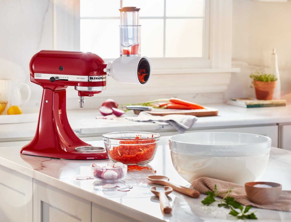Gemüseschneider montiert KitchenAid Zubehör-Set – Gemüseschneider im Einsatz