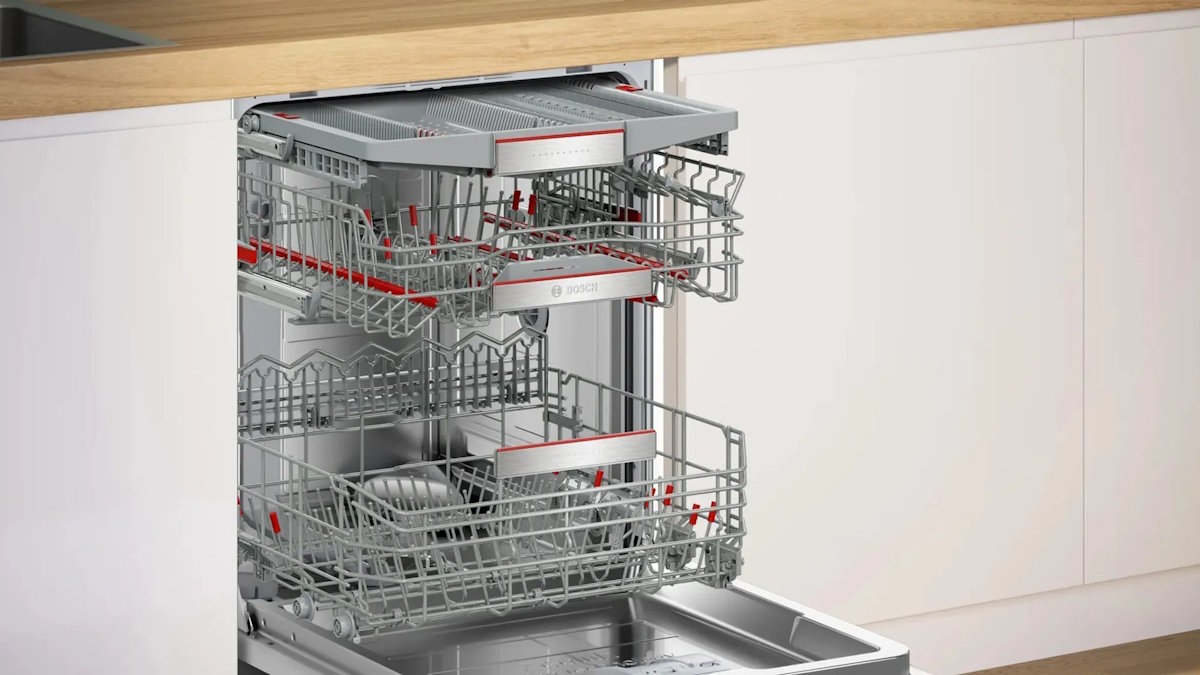 Innenansicht des Bosch SMV8YCX02E mit geöffnetem Ober- und Unterkorb, Besteckschublade und Max Flex Pro Korbsystem.