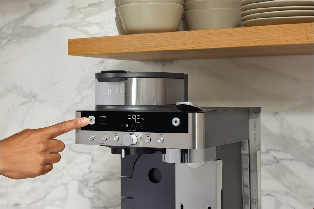 Nahaufnahme des intuitiven Bedienfelds der Ninja Kaffeemaschine zur Auswahl der Brauformate.