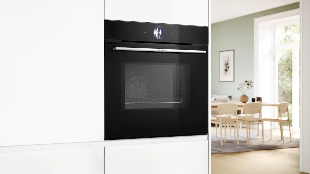Bosch HMG776NB1 Serie 8 Backofen mit Mikrowelle in Schwarz, in moderne Einbauküche integriert, Gesamtansicht im Küchenkontext