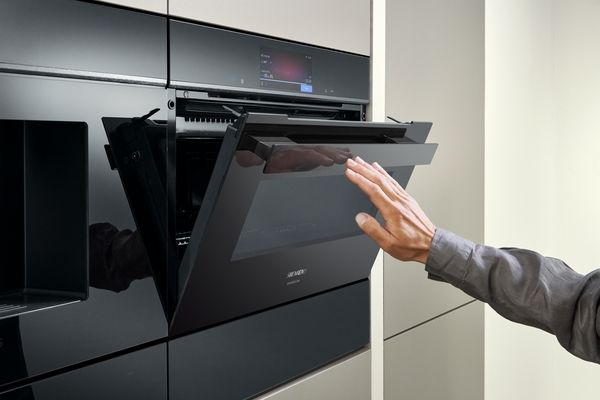 Siemens HB676G0S1: softMove für gedämpftes Öffnen und Schließen der Backofentür Sanft schließende Backofentür mit softMove Mechanismus