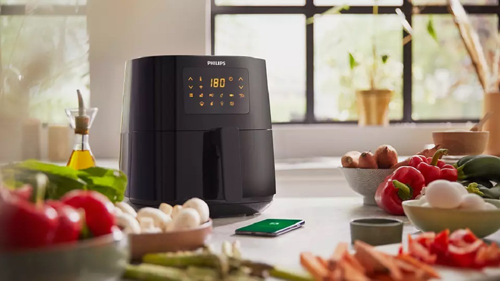 Philips HD9255/90 Airfryer auf Arbeitsfläche mit frischen Zutaten