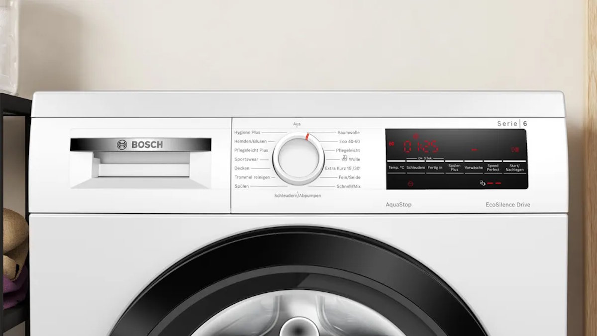 Intuitives LED-Display und Drehwähler für präzise Programmeinstellungen Detailansicht des LED-Displays und Drehwähler der Bosch WUU28T48 Waschmaschine.