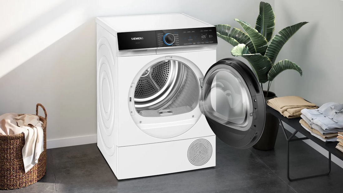 Freistehendes Bild mit geöffneter Tür des Siemens WQ46B2C40 Wärmepumpentrockner