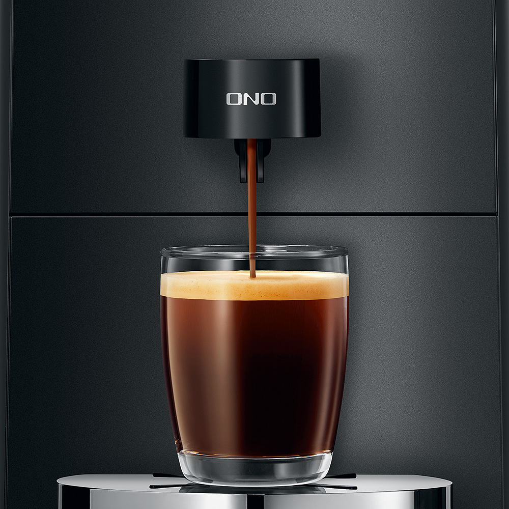 JURA ONO für Kaffeegenuss URA ONO Coffee Black 15505 Kaffeemaschine mit einer Tasse auf der Auffangfläche