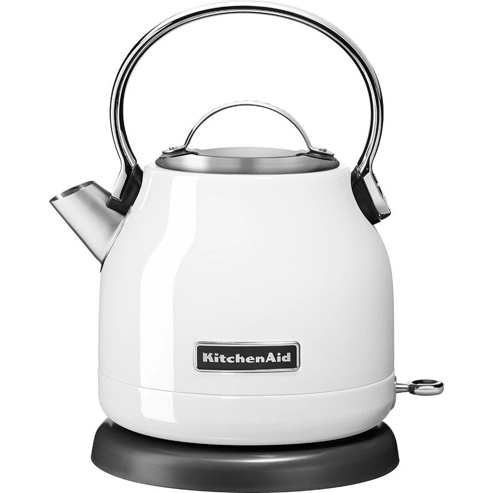 Linke Seitenansicht des KitchenAid Wasserkochers 5KEK1222EWH in Weiß mit sichtbarem Markenschild.