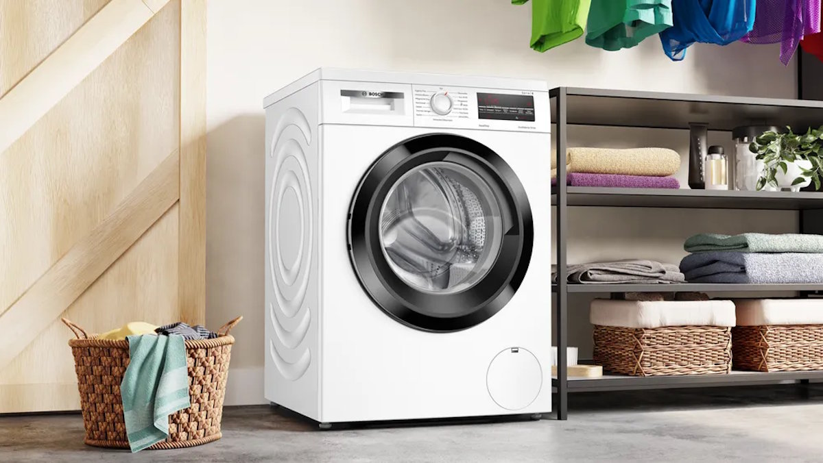 Bosch WUU28T48 Waschmaschine unter einer Küchenarbeitsplatte eingebaut.