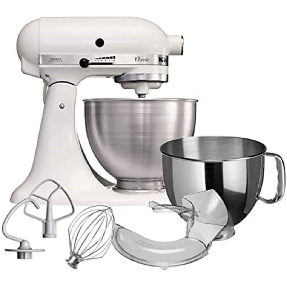 KitchenAid 5K45SSSEWH Küchenmaschine in linker Seitenansicht mit optionalem Zubehör.