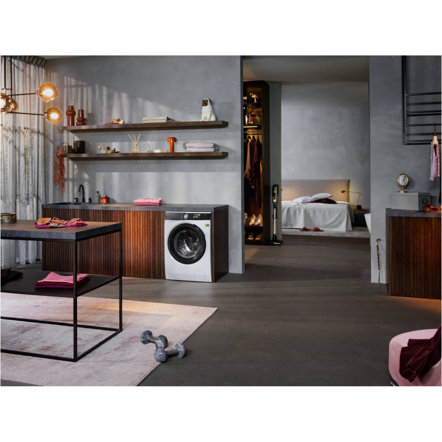 Lifestyle-Aufnahme der AEG Waschmaschine integriert in einen modernen Hauswirtschaftsraum