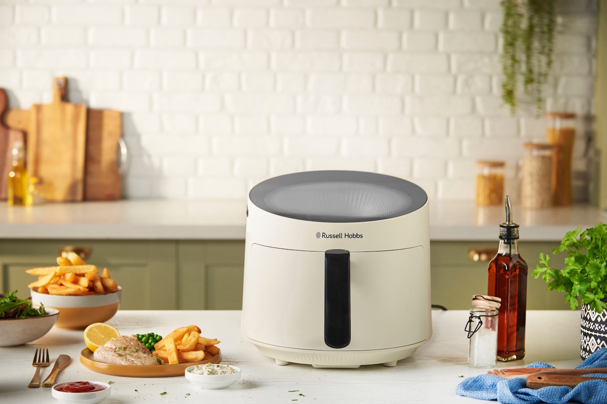 Der Airfryer auf einer Küchenarbeitsplatte, veranschaulicht Energieersparnis