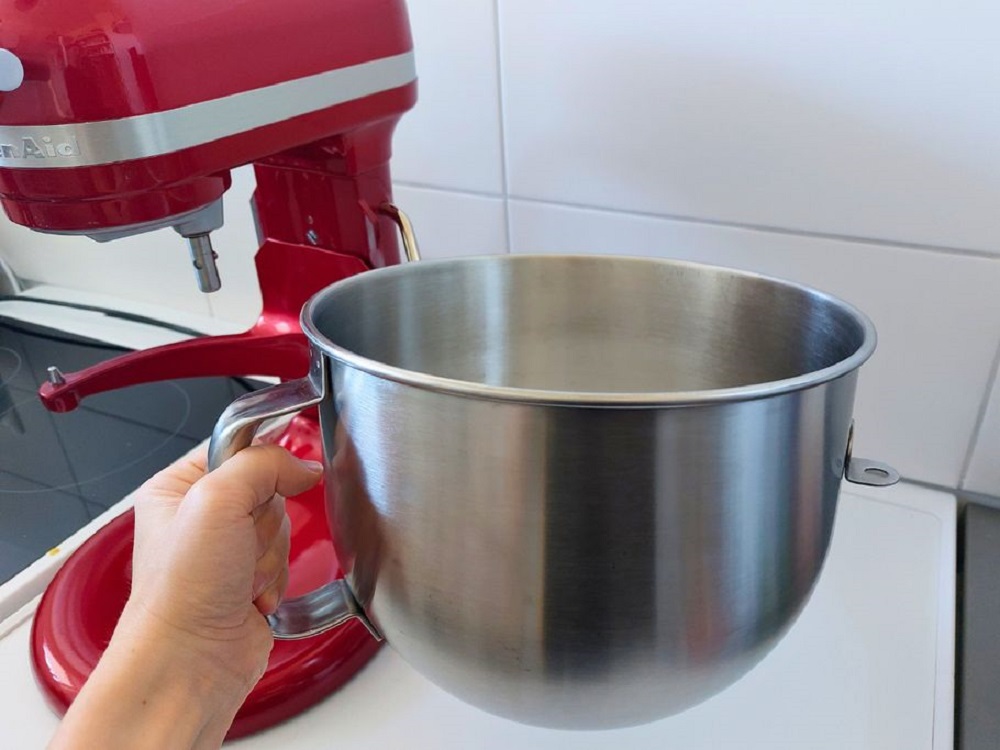 Fester Motorkopf für sicheren Betrieb KitchenAid 5KSM70JPXEER Rührschüssel in Hand