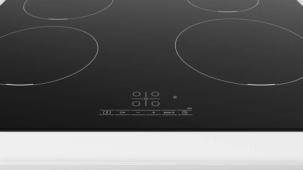 Nahaufnahme des TouchSelect Bedienfelds des Bosch Induktionskochfelds mit Timer, Boost-Funktion und Leistungsstufen-Auswahl.