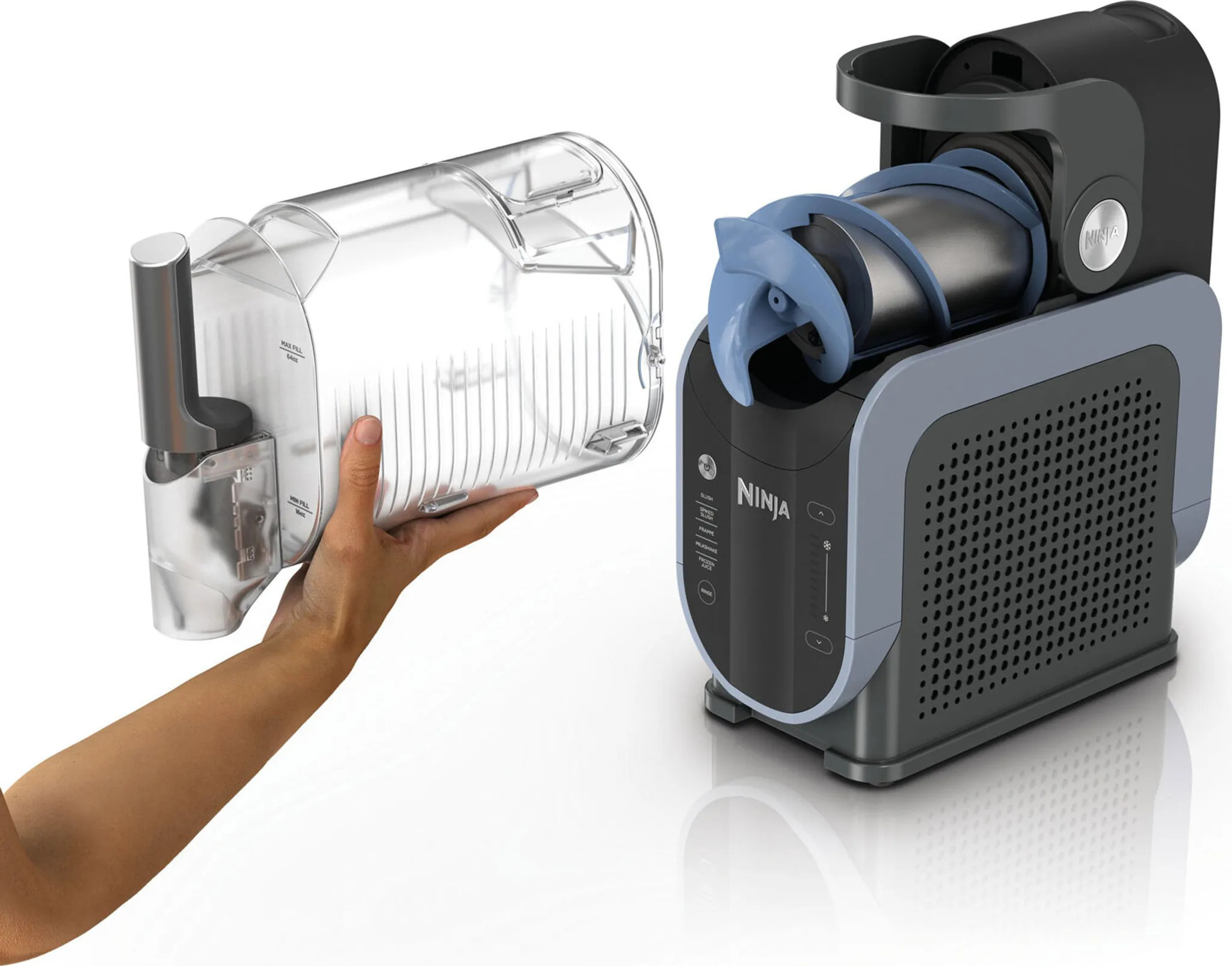Hand hält den abnehmbaren, transparenten Slush-Mixbehälter der NINJA SLUSHi FS301EU Maschine