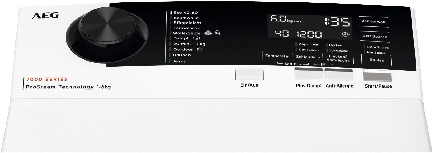 Nahaufnahme des Bedienfelds der AEG LTR7A70260 Waschmaschine mit zentralem Drehknopf zur Programmauswahl und Digitaldisplay.