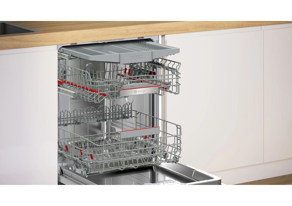 Blick in den geöffneten Bosch SMU6ECS12E Geschirrspüler mit herausgezogenen Körben: VarioSchublade für Besteck ganz oben, höhenverstellbarer Oberkorb und flexibler Unterkorb mit roten Touchpoints.