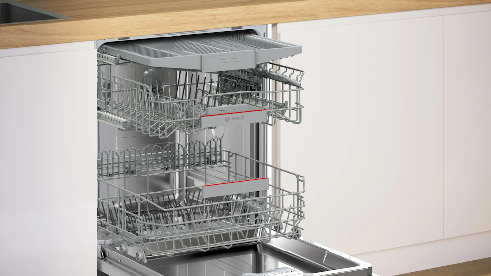 Bosch SBI4ECS28E mit geöffneter Tür, oberer und unterer Geschirrkorb sichtbar, eingebaut in Küchenzeile