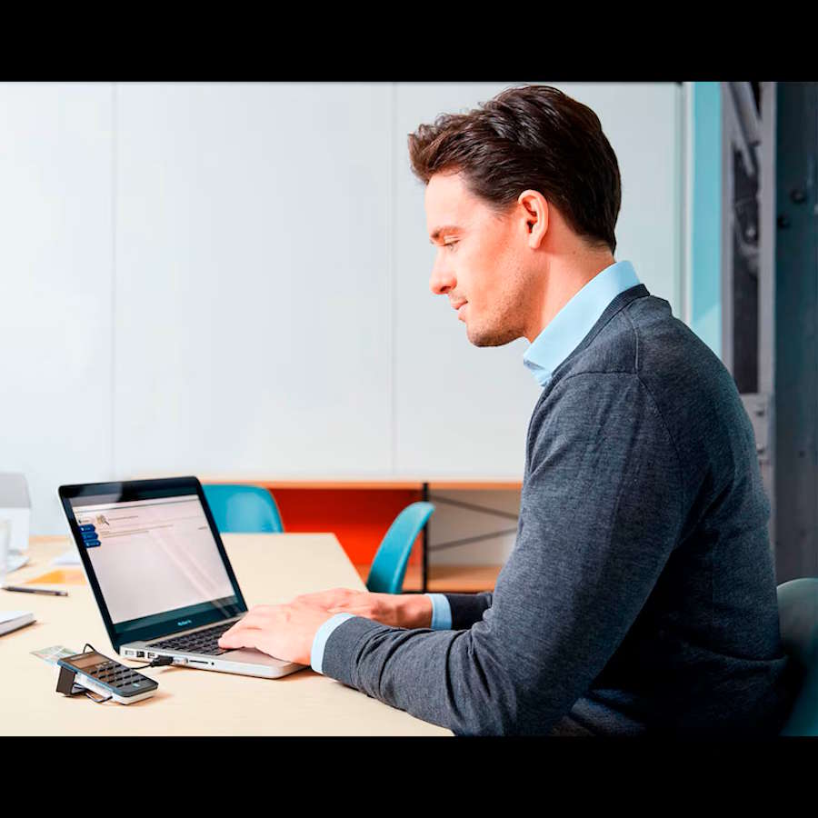 cyberJack RFID standard im Einsatz auf dem Schreibtisch