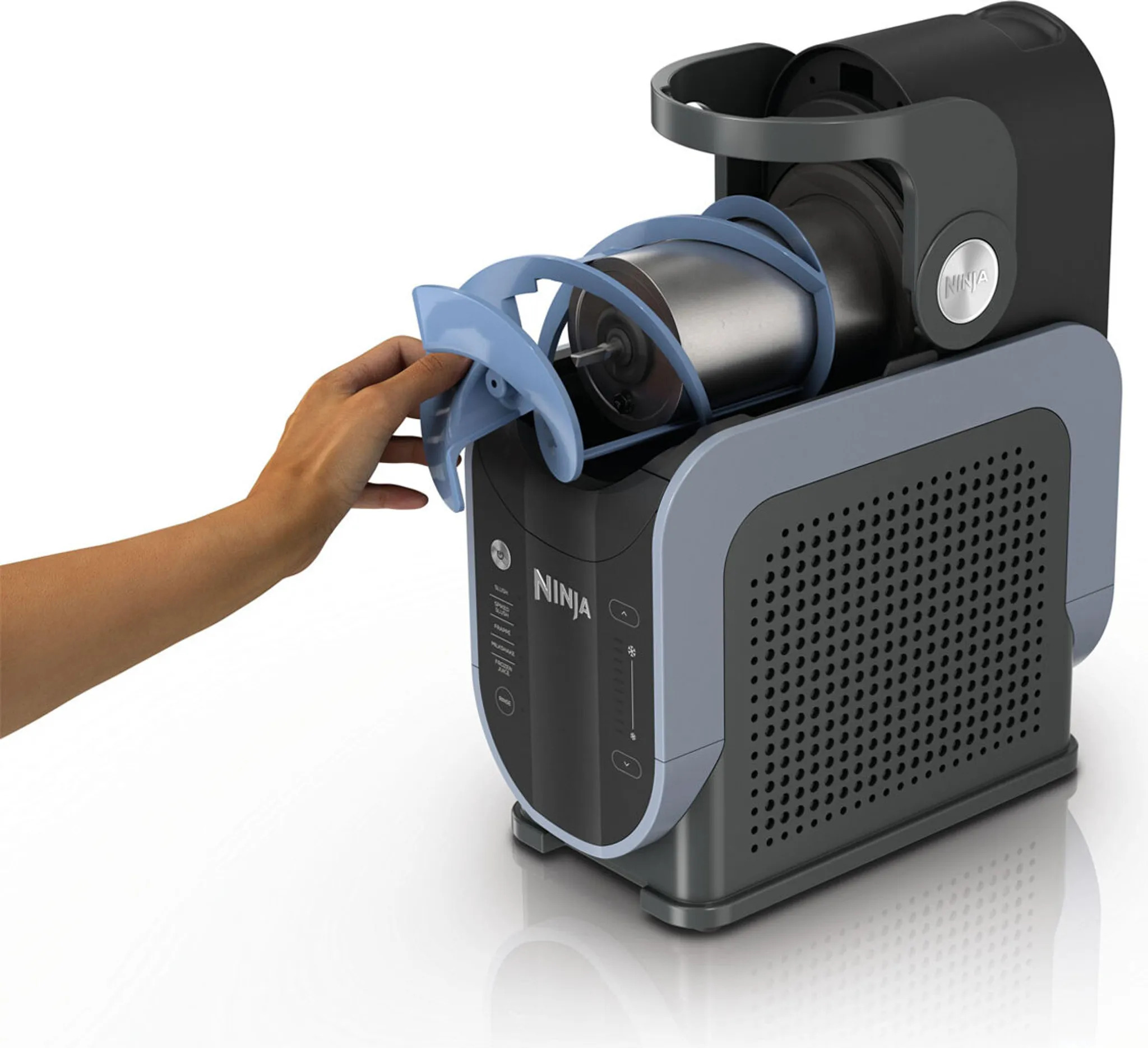 Hand nimmt das blaue Rührwerk (Paddel) für die Reinigung aus der NINJA SLUSHi FS301EU Maschine